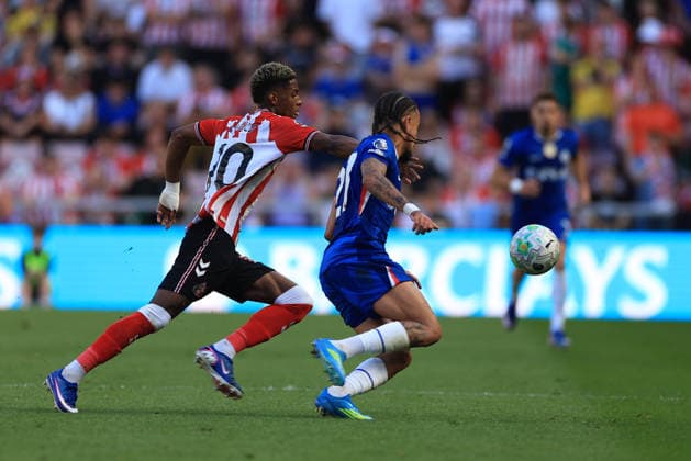 Sunderland v Chelsea Premier League Nilson Angulo of Sunderland (left) competes for the ball with Wesley Fofana of Chelsea during the Premier League match at the Stadium of Light, Sunderland 24 05 2026 UK Newspapers OUT Copyright: xFredxPalmerx FIL-23471-0064