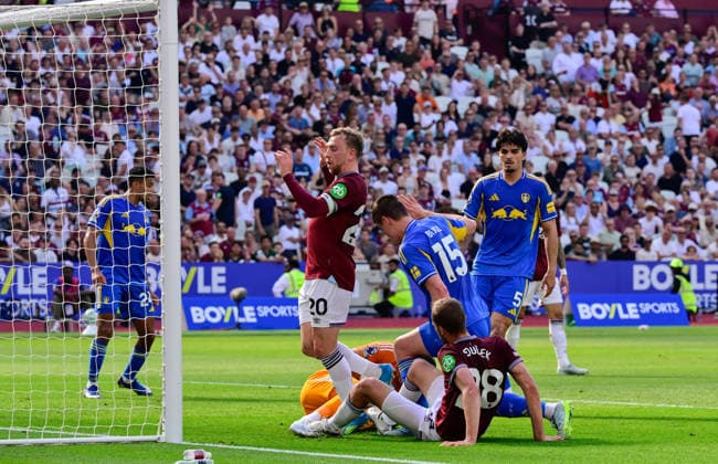 West Ham United v Leeds United, London, UK - 24 May 2026 Jarrod Bowen Captain of West Ham United and TomaÅ¡ SouÄek of West Ham United try to scramble the ball into the net during the Premier League match between West Ham United and Leeds United at The London Stadium, London on 24 May 2026. ( London The London Stadium London England Copyright: xAlanxStanford PPAUKx PPA-277274