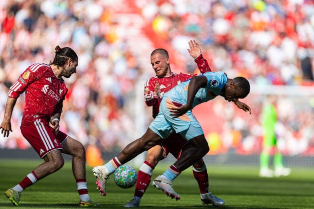 Football - FA Premier League - Liverpool FC v Brentford FC LIVERPOOL, ENGLAND - Sunday, May 24, 2026: Liverpool s Alexis Mac Allister challenges for the ball during the FA Premier League match between Liverpool FC and Brentford FC at Anfield. (Photo by David Rawcliffe Propaganda) LIVERPOOL Anfield MERSEYSIDE ENGLAND  Copyright: xDavidxRawcliffex P2026-05-24-Liverpool_Brentford-30