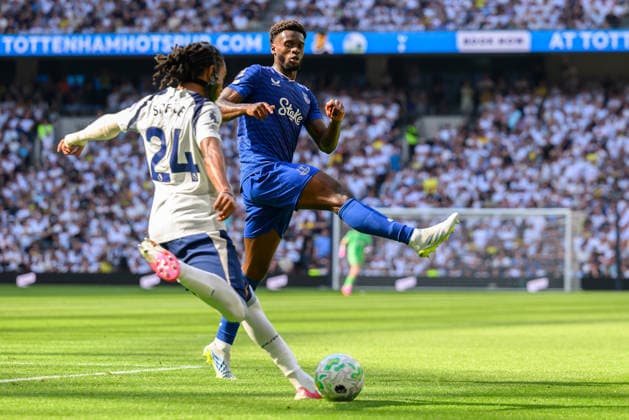Tottenham Hotspur v Everton Premier League Djed Spence of Tottenham Hotspur clears the ball forward while Tim Iroegbuna of Everton blocks during the Premier League match at Tottenham Hotspur Stadium, London 24 05 2026 UK Newspapers OUT Copyright: xGraemexWilcocksonx FIL-23469-0032