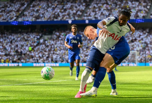 Tottenham Hotspur v Everton Premier League Djed Spence of Tottenham Hotspur battles for the ball with Vitaliy Mykolenko of Everton during the Premier League match at Tottenham Hotspur Stadium, London 24 05 2026 UK Newspapers OUT Copyright: xGraemexWilcocksonx FIL-23469-0035
