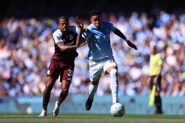 Fußball Premier League Manchester City gegen Aston Villa 24. Mai 2026 Premier League Manchester City gegen Aston Villa Leon Bailey von Aston Villa im Zweikampf mit Savinho von Manchester City Foto Simon Stacpoole Abseits Manchester UK  Copyright: xSimonxStacpoolexOffside