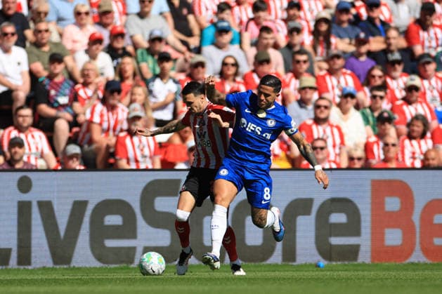 Sunderland v Chelsea Premier League Enzo Le FŽe of Sunderland shields the ball from Enzo Fern‡ndez of Chelsea during the Premier League match at the Stadium of Light, Sunderland 24 05 2026 UK Newspapers OUT Copyright: xFredxPalmerx FIL-23471-0087
