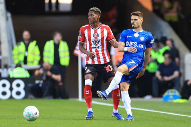 Sunderland v Chelsea Premier League Nilson Angulo of Sunderland (left) and Pedro Neto of Chelsea in action during the Premier League match at the Stadium of Light, Sunderland 24 05 2026 UK Newspapers OUT Copyright: xFredxPalmerx FIL-23471-0088