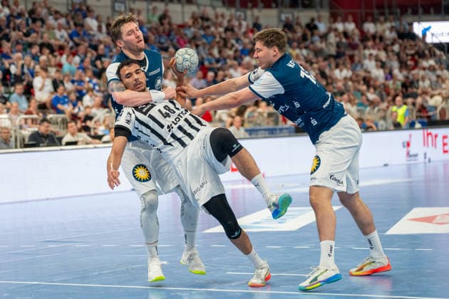 Duel between Gerdas Barbarskas Bergischer HC 06, 14 , Mohab Abdelhak THW Kiel, 48 and Lars Mitchell Kooij Bergischer HC 06, 15 Bergischer HC vs THW KIel, Handball, DAIKIN HBL, Matchday 32, Season 2025 2026, 24 05 2026 Bergischer HC vs THW Kiel, Handball, DAIKIN HBL, Matchday 32, Season 2025 2026, 24 05 2026 Duesseldorf Copyright: xEibner-Pressefoto ThomasxHaeslerx EP_THR