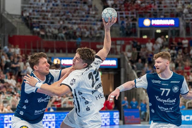 duel between Lars Mitchell Kooij Bergischer HC 06, 15 and Rasmus Ankermann THW Kiel, 22 Johannes Wasielewski Bergischer HC 06, 77 Bergischer HC vs THW KIel, Handball, DAIKIN HBL, Matchday 32, Season 2025 2026, 24 05 2026 Bergischer HC vs THW Kiel, Handball, DAIKIN HBL, Matchday 32, Season 2025 2026, 24 05 2026 Duesseldorf Copyright: xEibner-Pressefoto ThomasxHaeslerx EP_THR