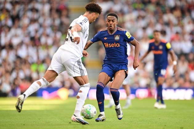Fulham v Newcastle United, Premier League Fulham midfielder Antonee Robinson (33) under pressure from Newcastle United midfielder Joe Willock (28) during the Premier League match between Fulham and Newcastle United at Craven Cottage, London, UK on 24 May 2026. London Craven Cottage Greater London UK Editorial use only DataCo restrictions apply See www.football-dataco.com , Copyright: xDennisxGoodwinx PSI-24290-0039