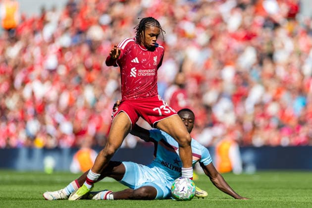 Football - FA Premier League - Liverpool FC v Brentford FC LIVERPOOL, ENGLAND - Sunday, May 24, 2026: Liverpool s Rio Ngumoha (L) is challenged by Brentford s Michael Kayode during the FA Premier League match between Liverpool FC and Brentford FC at Anfield. (Photo by David Rawcliffe Propaganda) LIVERPOOL Anfield MERSEYSIDE ENGLAND  Copyright: xDavidxRawcliffex P2026-05-24-Liverpool_Brentford-39