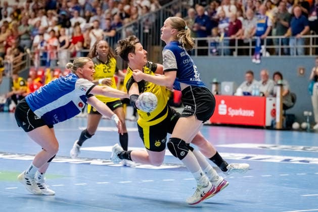 Blomberg, 24 05 2026, Handball, Women, Alsco Handball Bundesliga, Playoff, Final Game 2, 2025 2026 HSG Blomberg Lippe BVB Borussia Dortmund Alina Grijseels BVB, 4 in duel with Nieke Kühne HSG Blomberg Lippe, 9 Blomberg Sporthalle an der Ulmenallee NRW Germany
