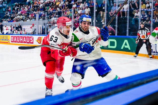FRIBOURG, SWITZERLAND MAY 24 Patrick Russell of Denmark L against Tommaso de Luca of Italy R during the 2026 IIHF Ice Hockey World Championship Switzerland game between Denmark and Italy at BCF Arena on May 24, 2026 in Fribourg, Fribourg Fribourg BCF Arena Fribourg Switzerland Copyright: xJustPictures.ch JarixPestelaccix jp-en-EuSpIm-JP6_JAR_Denmark_Italy_24May2026_00045