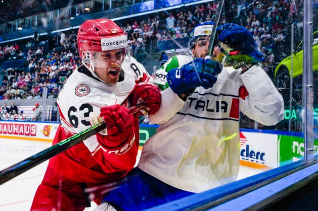 FRIBOURG, SWITZERLAND MAY 24 Patrick Russell of Denmark L against Tommaso de Luca of Italy R during the 2026 IIHF Ice Hockey World Championship Switzerland game between Denmark and Italy at BCF Arena on May 24, 2026 in Fribourg, Fribourg Fribourg BCF Arena Fribourg Switzerland Copyright: xJustPictures.ch JarixPestelaccix jp-en-EuSpIm-JP6_JAR_Denmark_Italy_24May2026_00046