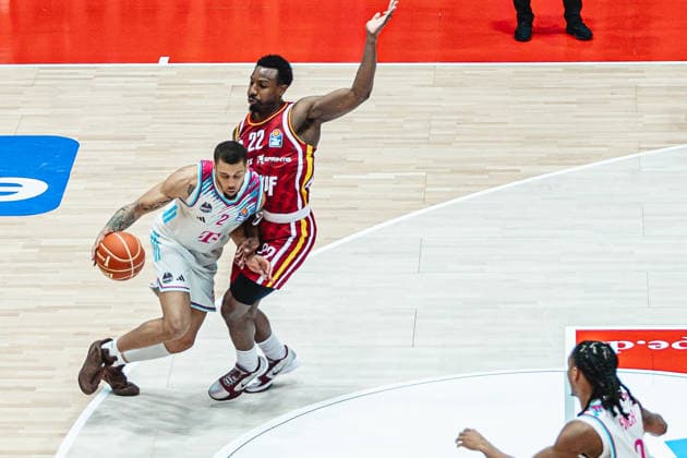 easyCredit Basketball Bundesliga, 4 Playoff Quarterfinals Fitness First Baskets Würzburg vs Telekom Baskets Bonn, 24 05 2026 Alijah Comithier Telekom Baskets Bonn 2 vs Johnathan Stove Würzburg 22 easyCredit Basketball Bundesliga, 4 Playoff Quarterfinals Fitness First Baskets Würzburg vs Telekom Baskets Bonn, 24 05 2026, Tectake Arena Würzburg Copyright: xBEAUTIFULxSPORTS Derixx