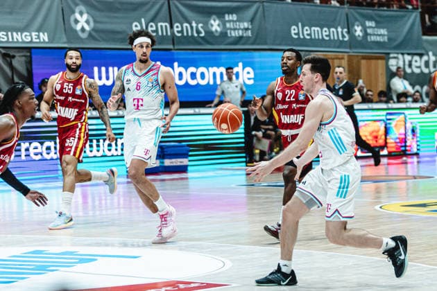 easyCredit Basketball Bundesliga, 4 Playoff Quarterfinals Fitness First Baskets Würzburg vs Telekom Baskets Bonn, 24 05 2026 Grayson Murphy Telekom Baskets Bonn 7 passes to Michael Kessens Telekom Baskets Bonn 6 easyCredit Basketball Bundesliga, 4 Playoff Quarterfinals Fitness First Baskets Würzburg vs Telekom Baskets Bonn, 24 05 2026, Tectake Arena Würzburg Copyright: xBEAUTIFULxSPORTS Derixx
