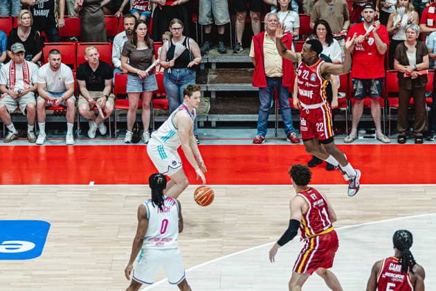easyCredit Basketball Bundesliga, 4 Playoff Quarterfinals Fitness First Baskets Würzburg vs Telekom Baskets Bonn, 24 05 2026 Patrick Heckmann Telekom Baskets Bonn 33 lets Johnathan Stove Würzburg 22 fly easyCredit Basketball Bundesliga, 4 Playoff Quarterfinals Fitness First Baskets Würzburg vs Telekom Baskets Bonn, 24 05 2026, Tectake Arena Würzburg Copyright: xBEAUTIFULxSPORTS Derixx
