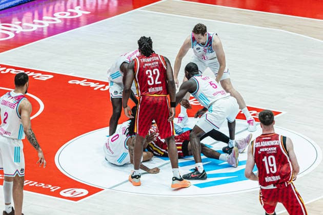 easyCredit Basketball Bundesliga, 4 Playoff Quarterfinals Fitness First Baskets Würzburg vs. Telekom Baskets Bonn, 24 05 2026 Player clash easyCredit Basketball Bundesliga, 4 Playoff Quarterfinals Fitness First Baskets Würzburg vs. Telekom Baskets Bonn, 24 05 2026, Tectake Arena Würzburg Copyright: xBEAUTIFULxSPORTS Derixx