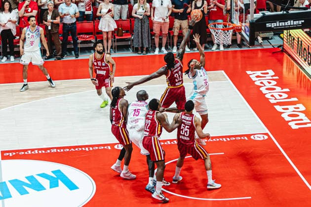 easyCredit Basketball Bundesliga, 4 Playoff Quarterfinals Fitness First Baskets Würzburg vs Telekom Baskets Bonn, 24 05 2026 Jalen Finch Telekom Baskets Bonn 0 scores against Charles Thompson Würzburg 32 easyCredit Basketball Bundesliga, 4 Playoff Quarterfinals Fitness First Baskets Würzburg vs Telekom Baskets Bonn, 24 05 2026, Tectake Arena Würzburg Copyright: xBEAUTIFULxSPORTS Derixx