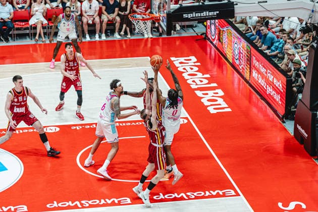easyCredit Basketball Bundesliga, 4 Playoff Quarterfinals Fitness First Baskets Würzburg vs Telekom Baskets Bonn, 24 05 2026 Jalen Finch Telekom Baskets Bonn 0 on a complicated basket shot easyCredit Basketball Bundesliga, 4 Playoff Quarterfinals Fitness First Baskets Würzburg vs Telekom Baskets Bonn, 24 05 2026, Tectake Arena Würzburg Copyright: xBEAUTIFULxSPORTS Derixx