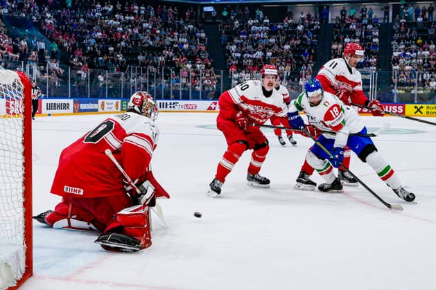 FRIBOURG, SWITZERLAND MAY 24 goalkeeper Mads Sogaard of Denmark L saves during the 2026 IIHF Ice Hockey World Championship Switzerland game between Denmark and Italy at BCF Arena on May 24, 2026 in Fribourg, Fribourg Fribourg BCF Arena Fribourg Switzerland Copyright: xJustPictures.ch JarixPestelaccix jp-en-EuSpIm-JP6_JAR_Denmark_Italy_24May2026_00065