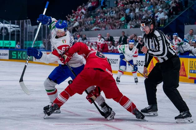 FRIBOURG, SWITZERLAND MAY 24 Mikael Frycklund of Italy L against Christian Wejse of Denmark C during the 2026 IIHF Ice Hockey World Championship Switzerland game between Denmark and Italy at BCF Arena on May 24, 2026 in Fribourg, Fribourg Fribourg BCF Arena Fribourg Switzerland Copyright: xJustPictures.ch JarixPestelaccix jp-en-EuSpIm-JP6_JAR_Denmark_Italy_24May2026_00072