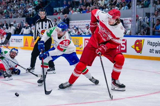 FRIBOURG, SWITZERLAND MAY 24 Cristiano Digiacinto of Italy L against Malte Setkov of Denmark R during the 2026 IIHF Ice Hockey World Championship Switzerland game between Denmark and Italy at BCF Arena on May 24, 2026 in Fribourg, Fribourg Fribourg BCF Arena Fribourg Switzerland Copyright: xJustPictures.ch JarixPestelaccix jp-en-EuSpIm-JP6_JAR_Denmark_Italy_24May2026_00093