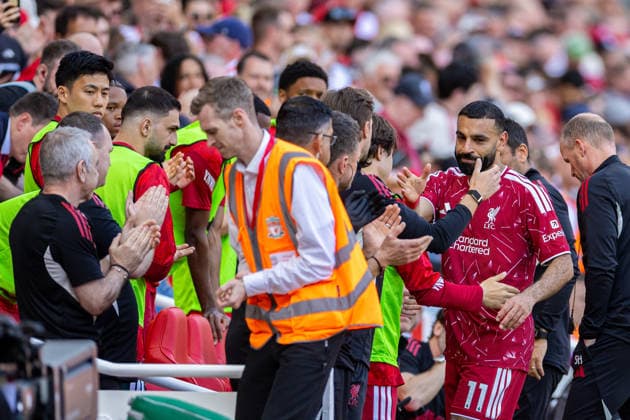 Football - FA Premier League - Liverpool FC v Brentford FC LIVERPOOL, ENGLAND - Sunday, May 24, 2026: Liverpool s Mohamed Salah is greeted by the bench as he is substituted off in his final match for the club during the FA Premier League match between Liverpool FC and Brentford FC at Anfield. (Photo by David Rawcliffe Propaganda) LIVERPOOL Anfield MERSEYSIDE ENGLAND  Copyright: xDavidxRawcliffex P2026-05-24-Liverpool_Brentford-67