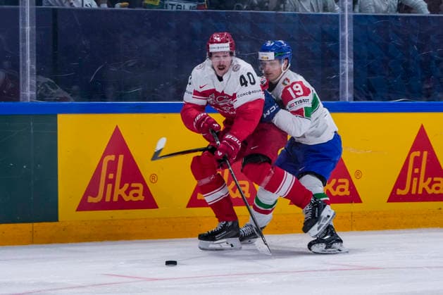 FRIBOURG, SWITZERLAND MAY 24 Anders Koch of Denmark L against Bryce Misley of Italy R during the 2026 IIHF Ice Hockey World Championship Switzerland game between Denmark and Italy at BCF Arena on May 24, 2026 in Fribourg, Fribourg Fribourg BCF Arena Fribourg Switzerland Copyright: xJustPictures.ch JarixPestelaccix jp-en-EuSpIm-JP6_JAR_Denmark_Italy_24May2026_00134