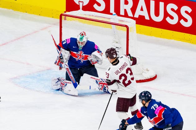 ZURICH, SWITZERLAND - MAY 24: Ben Bowns (Great Britain, 33) keeping the puck during the Preliminary Round - Group A Match 43 between Great Britain and Latvia at the IIHF Ice hockey, Eishockey World Championship, WM, Weltmeisterschaft 2026, Swiss Life Arena on May 24, 2026 in Zurich, Switzerland. Zurich Switzerland Copyright: xTimoxSteinx