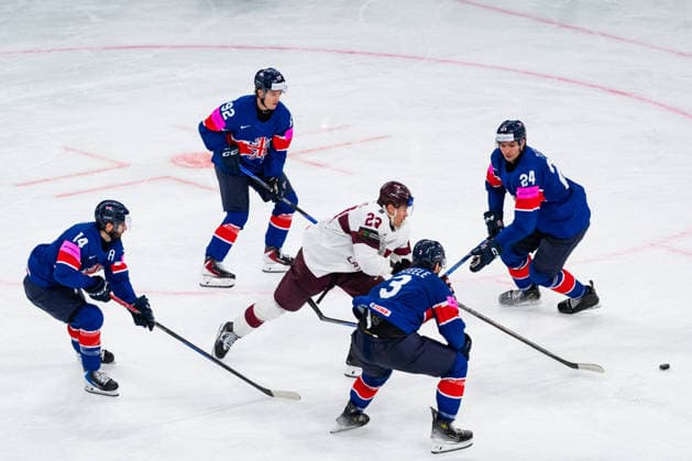 ZURICH, SWITZERLAND - MAY 24: Sandis Vilmanis (Latvia, 23) against Liam Kirk (Great Britain, 14), Joshua Waller (Great Britain, 92), Liam Steele (Great Britain, 3) and Joshua Tetlow (Great Britain, 24) during the Preliminary Round - Group A Match 43 between Great Britain and Latvia at the IIHF Ice hockey, Eishockey World Championship, WM, Weltmeisterschaft 2026, Swiss Life Arena on May 24, 2026 in Zurich, Switzerland. Zurich Switzerland Copyright: xTimoxSteinx