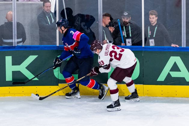 ZURICH, SWITZERLAND - MAY 24: Sandis Vilmanis (Latvia, 23) in the battle for the puck with Liam Steele (Great Britain, 3) during the Preliminary Round - Group A Match 43 between Great Britain and Latvia at the IIHF Ice hockey, Eishockey World Championship, WM, Weltmeisterschaft 2026, Swiss Life Arena on May 24, 2026 in Zurich, Switzerland. Zurich Switzerland Copyright: xTimoxSteinx