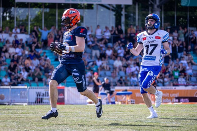 Touchdown Aniel Buße (ifm Razorbacks Ravensburg, 03 Wide Receiver), Dominik Wünsche (Allgäu Comets, 17 Corner Back) tried to catch him ifm Razorbacks Ravensburg vs Allgäu Comets, American Football, German Football League, Week 3, 2026, 24.05.2026, Weingarten TeleData Stadion am Lindenhof Baden Württemberg Germany Copyright: xFootxBowl SebastianxJustx
