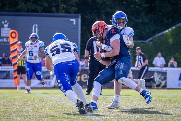 Broghean Mcgovern (ifm Razorbacks Ravensburg, 17 Quarter Back) tackled by Jean-Pierre Porta (Allgäu Comets, 55 Linebacker) and Leon Eisert (Allgäu Comets, 52 Linebacker) ifm Razorbacks Ravensburg vs Allgäu Comets, American Football, German Football League, Week 3, 2026, 24.05.2026, Weingarten TeleData Stadion am Lindenhof Baden Württemberg Germany Copyright: xFootxBowl SebastianxJustx
