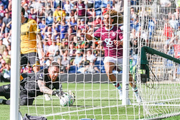 BURNLEY, ENGLAND - MAY 24: Goalkeeper Jose Sa of Wolverhampton Wanderers controls the ball during the Premier League match between Burnley and Wolverhampton Wanderers at Turf Moor on May 24, 2026 in Burnley, England.  Copyright: xSeanxChandlerx xSPPx Sportspressphoto_154128