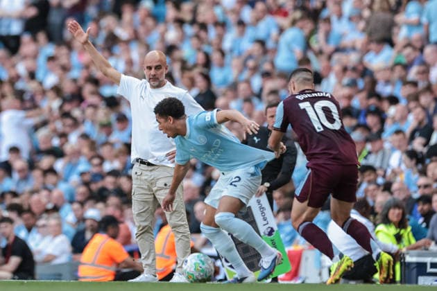 Manchester City v Aston Villa - Premier League Pep Guardiola, manager of Manchester City, reacts as Emi Buendia of Aston Villa pulls on Rico Lewis of Manchester City s shirt during the Premier League match between Manchester City and Aston Villa at Etihad Stadium in Manchester, United Kingdom, on May 24, 2026. Manchester Greater Manchester United, ManU Kingdom  Copyright: xNewsxImagesx originalFilename:cosgrove-premierl260524_npC1Q.jpg