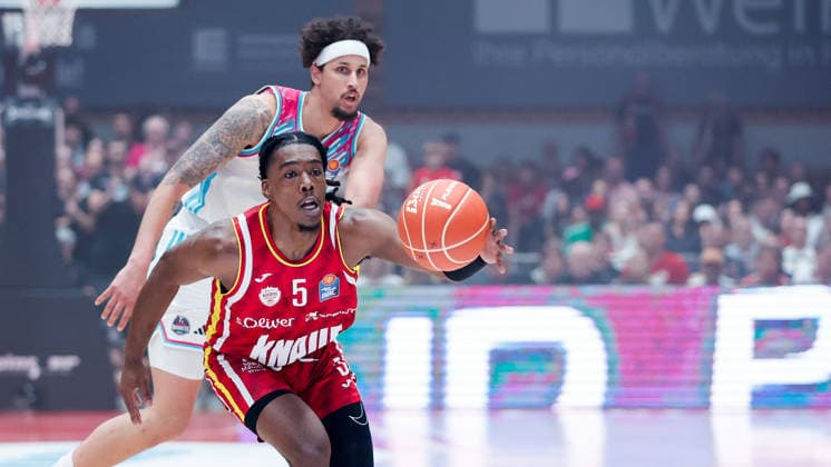 Sport Bilder des Tages Im Bild: v.li. Michael Kessens (Telekom Baskets Bonn, 6) gegen Marcus Carr(Wuerzburg Baskets, 5) am Ball 24.05.2026, Basketball, Fitness First Wuerzburg Baskets vs. Telekom Baskets Bonn, easyCredit BBL Playoffs, 4. Viertelfinale, Deutschland, 97072, tectake-Arena Wuerzburg, *** In the picture from left Michael Kessens Telekom Baskets Bonn, 6 against Marcus Carr Wuerzburg Baskets, 5 on the ball 24 05 2026, Basketball, Fitness First Wuerzburg Baskets vs Telekom Baskets Bonn, easyCredit BBL Playoffs, 4 Quarterfinals, Germany, 97072, tectake Arena Wuerzburg, Copyright: HMBxMedia xJulienxBecker