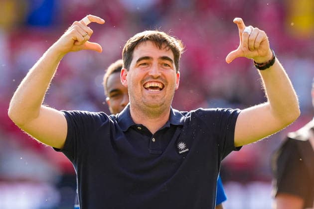 Premier League: Nottingham Forest v Bournemouth Andoni Iraola manager of Bournemouth applauds the fans after the final whistle during the Premier League match Nottingham Forest vs Bournemouth at City Ground, Nottingham, United Kingdom on 24 May 2026 (Photo by Maynard Manyowa News Images) Nottingham City Ground Nottinghamshire United Kingdom Copyright: xMaynardxManyowa NewsxImagesx