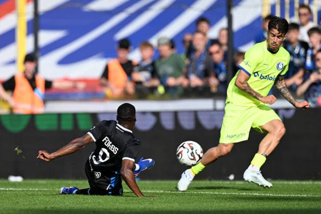 260524 Club Brugge vs AA Gent Carlos Forbs (9) of Club Brugge scores the 1-0 goal past Tiago Araujo (20) of AA Gent during the Jupiler Pro League season 2025 - 2026 matchday 10 game in the Champions Play offs between Club Brugge KV and AA Gent on May 24 , 2026 in Brugge, Belgium. (Photo by David Catry Isosport) Brugge Belgium  Copyright: xDavidxCatryx 20260524DC2_6647