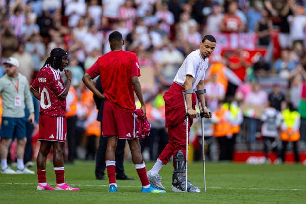 Football - FA Premier League - Liverpool FC v Brentford FC LIVERPOOL, ENGLAND - Sunday, May 24, 2026: Liverpool s Hugo Ekitike on the pitch with crutches after the FA Premier League match between Liverpool FC and Brentford FC at Anfield. The game ended 1-1. (Photo by David Rawcliffe Propaganda) LIVERPOOL Anfield MERSEYSIDE ENGLAND  Copyright: xDavidxRawcliffex P2026-05-24-Liverpool_Brentford-100