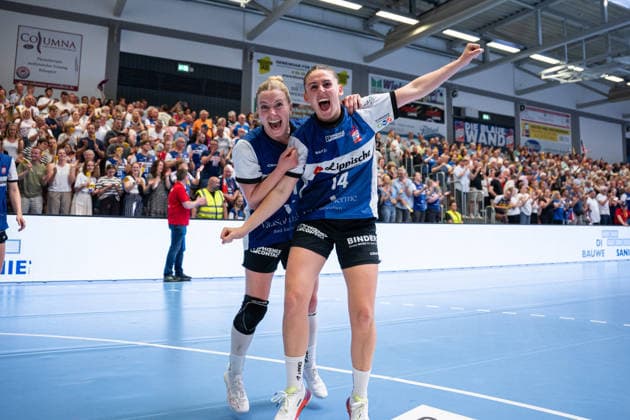 Sport Bilder des Tages HSG Blomberg-Lippe (GER) vs. Borussia Dortmund (GER) Handball, 1. Handball Bundesliga Frauen, Finale, Spiel 2, 24.5.2026, Saision 2025 2026, Blomberg Alexia Hauf (HSG Blomberg-Lippe, 31) und Ona Vegue (HSG Blomberg-Lippe, 14) jubeln nach dem Sieg gegen Borussia Dortmund (GER) Blomberg Sporthalle an der Ulmenallee Deutschland *** HSG Blomberg Lippe GER vs Borussia Dortmund GER Handball, 1 Handball Bundesliga Women, Final, Game 2, 24 5 2026, Season 2025 2026, Blomberg Alexia Hauf HSG Blomberg Lippe, 31 and Ona Vegue HSG Blomberg Lippe, 14 cheer after the victory against Borussia Dortmund GER Blomberg Sporthalle an der Ulmenallee Germany