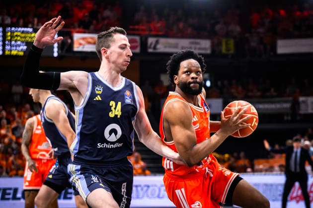 24 05 2026, Rasta Dome, Vechta Basketball, easyCredit Bundesliga, Playoffs quarter-finals, Rasta Vechta vs ALBA Berlin duel between Justin Bean 34 Berlin and Lloyd Pandi 41 Vechta