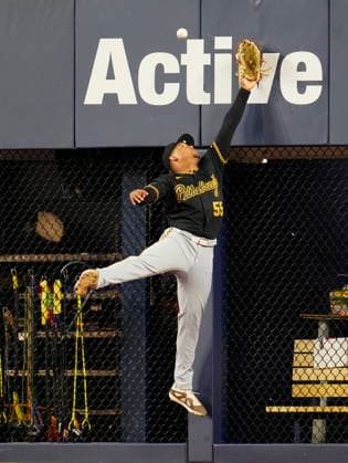 May 25, 2026, Toronto, On, Canada: Pittsburgh Pirates outfielder Esmerlyn Valdez (55) can t make the catch on a Toronto Blue Jays third baseman Kazuma Okamoto double during second inning MLB, Baseball Herren, USA baseball action in Toronto on Sunday, May 24, 2026. Canada News - May 25, 2026  - ZUMAc35_ 20260525_zaf_c35_008 Copyright: xFrankxGunnx
