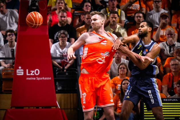 24 05 2026, Rasta Dome, Vechta Basketball, easyCredit Bundesliga, Playoffs quarter-finals, Rasta Vechta vs ALBA Berlin duel between Lars Thiemann 21 Vechta and Norris Agbakoko 17 Berlin