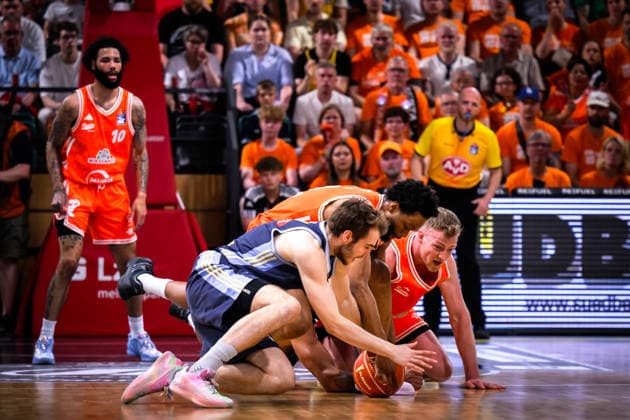 24 05 2026, Rasta Dome, Vechta Basketball, easyCredit Bundesliga, Playoffs quarterfinals, Rasta Vechta vs ALBA Berlin Lloyd Pandi 41 Vechta , Lars Thiemann 21 Vechta and Sam Griesel 5 Berlin