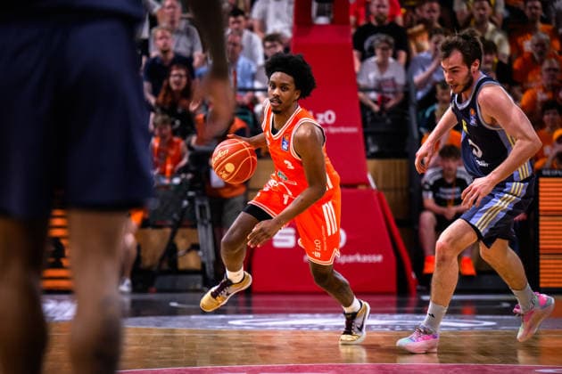 24 05 2026, Rasta Dome, Vechta Basketball, easyCredit Bundesliga, Playoffs quarterfinals, Rasta Vechta vs ALBA Berlin Malik Parsons 3 Vechta vs Sam Griesel 5 Berlin