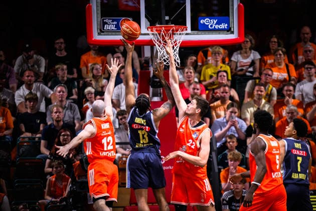 24 05 2026, Rasta Dome, Vechta Basketball, easyCredit Bundesliga, Playoffs quarterfinals, Rasta Vechta vs ALBA Berlin J wan Roberts 13 Berlin vs Tommy Kuhse 12 Vechta , Tibor Pleiß Pleiss 22 Vechta