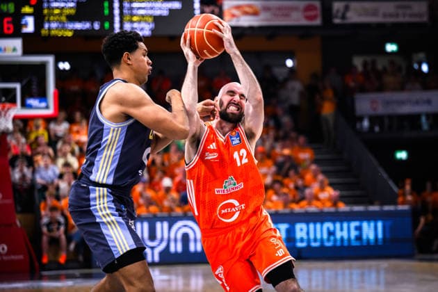 24 05 2026, Rasta Dome, Vechta Basketball, easyCredit Bundesliga, Playoffs quarterfinals, Rasta Vechta vs ALBA Berlin duel between Jack Kayil 7 Berlin vs Tommy Kuhse 12 Vechta