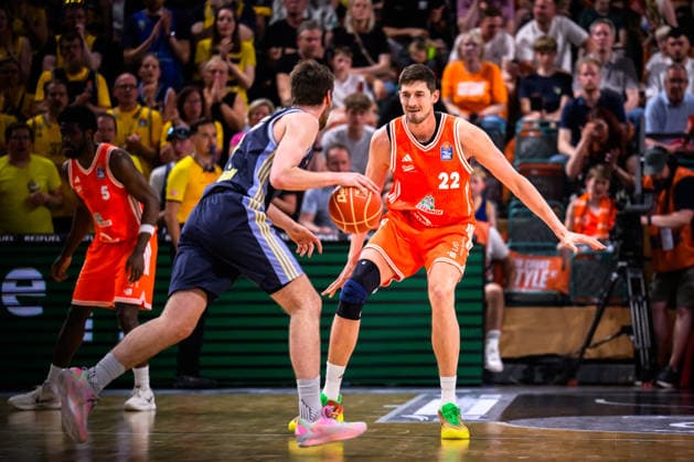 24 05 2026, Rasta Dome, Vechta Basketball, easyCredit Bundesliga, Playoffs quarterfinals, Rasta Vechta vs ALBA Berlin Sam Griesel 5 Berlin vs Tibor Pleiß Pleiss 22 Vechta