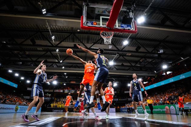 24 05 2026, Rasta Dome, Vechta Basketball, easyCredit Bundesliga, Playoffs quarter-finals, Rasta Vechta vs ALBA Berlin duel between Alonzo Verge Jr 11 Vechta and Norris Agbakoko 17 Berlin at the basket