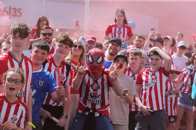 Sunderland v Chelsea - Premier League Sunderland fans await the arrival of the team coach during the Premier League match between Sunderland and Chelsea at the Stadium Of Light in Sunderland, United Kingdom, on May 24, 2026. Sunderland Tyne and Wear United Kingdom  Copyright: xMIxNewsx originalFilename:fletcher-sunderla260524_npWvz.jpg