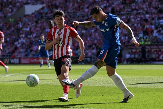Sunderland v Chelsea - Premier League Enzo Fernandez of Chelsea FC clears the ball before Luke O Nien of Sunderland FC can reach him during the Premier League match between Sunderland and Chelsea at the Stadium Of Light in Sunderland on May 24, 2026. Sunderland Tyne and Wear United Kingdom  Copyright: xMIxNewsx originalFilename:fletcher-sunderla260524_nptZY.jpg