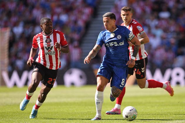 Sunderland v Chelsea - Premier League Enzo Fernandez of Chelsea is under pressure from Noah Sadiki of Sunderland during the Premier League match between Sunderland and Chelsea at the Stadium of Light in Sunderland, United Kingdom, on May 24, 2026. Sunderland Tyne and Wear United Kingdom  Copyright: xMIxNewsx originalFilename:fletcher-sunderla260524_npxue.jpg